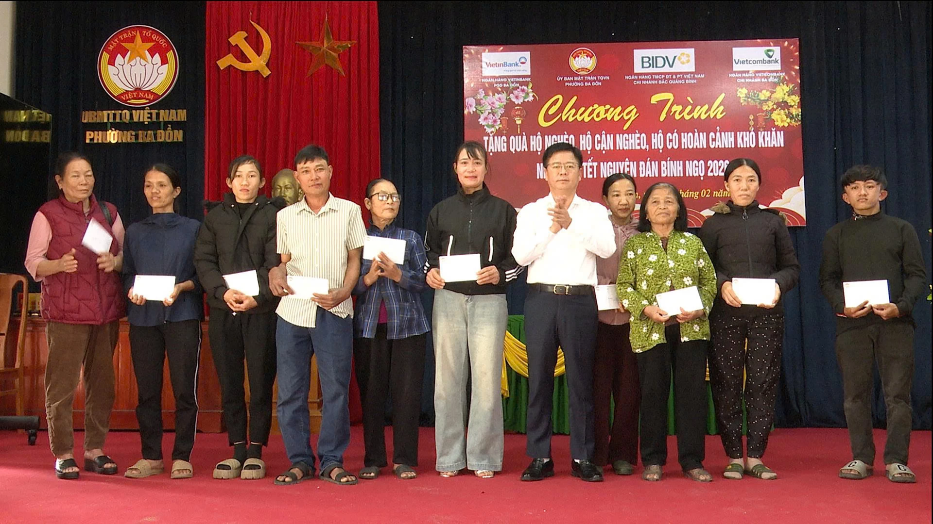 Đồng chí Phạm Quang Ánh, Bí thư Đảng ủy phường Ba Đồn trao quà Tết cho các hộ nghèo, cận nghèo, có hoàn cảnh khó khăn trên địa bàn - Ảnh: T.S