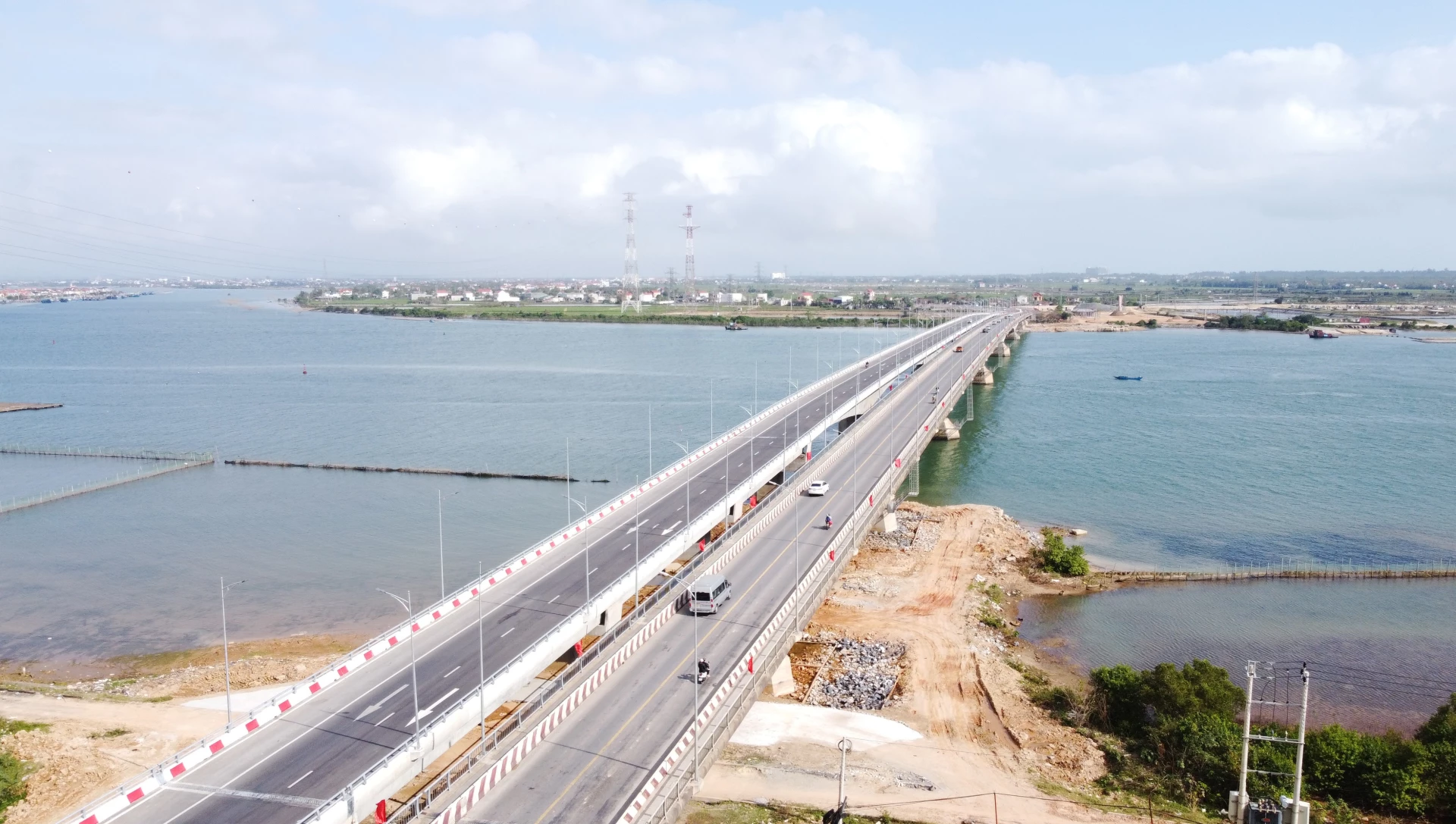 Phần cầu xây mới rộng 12m với 2 làn xe cơ giới và 1 làn xe thô sơ - Ảnh: N.M.P