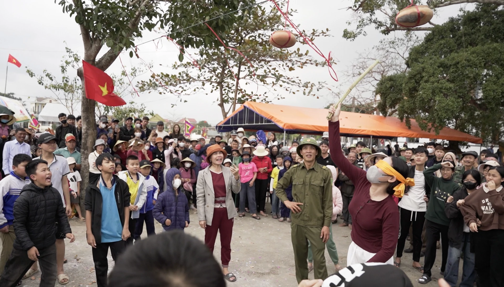 Trò chơi dân gian bịt mắt đập niêu mang lại những tiếng cười sảng khoải - Ảnh: T.T.C