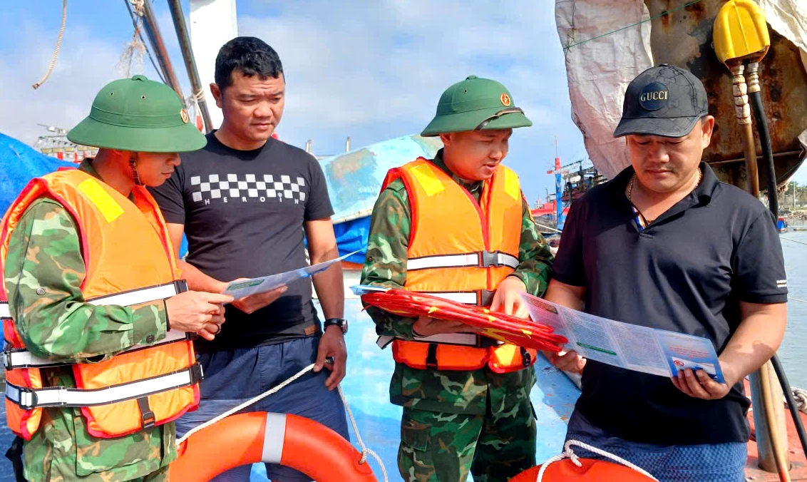 Đồn Biên phòng Nhật Lệ phối hợp các đoàn thể phát tờ rơi tuyên truyền cho ngư dân trên địa bàn - Ảnh: ĐBP.