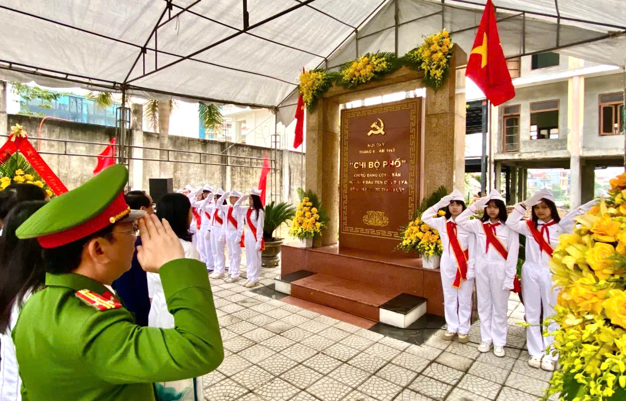 Bia di tích “Chi bộ Phố” (số 50 đường Quang Trung, phường Đồng Hới) vào sáng 3/2/2026 - Ảnh: H.Tr.