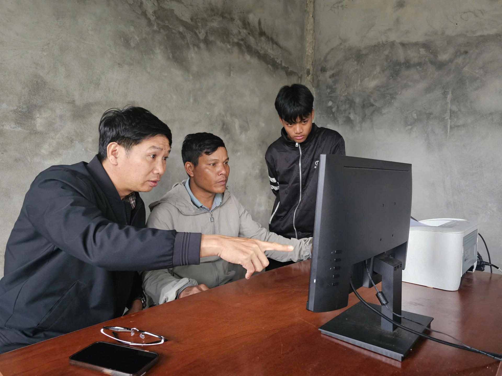 Người dân được hướng dẫn cách sử dụng máy tính, máy in để tìm kiếm thông tin, in ấn văn bản - Ảnh: T.P