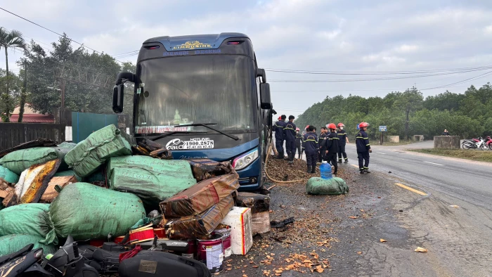 Xe khách bốc cháy khi đi qua địa bàn phường Đông Hà