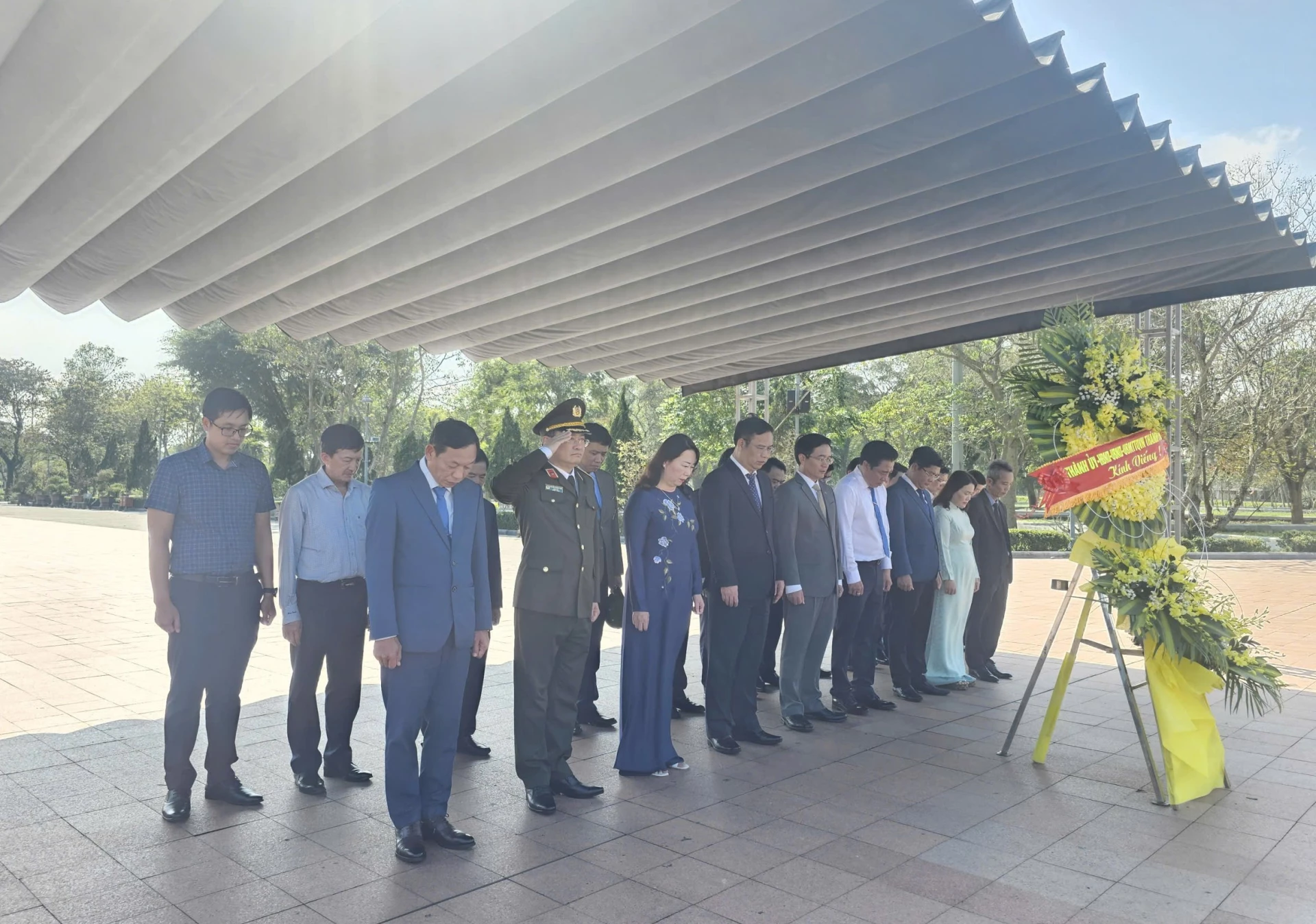 Đoàn công tác của TP. Huế dành một phút mặc niệm tưởng nhớ các anh hùng đã ngã xuống trong cuộc đấu tranh bảo vệ Thành cổ Quảng Trị - Ảnh: T.P