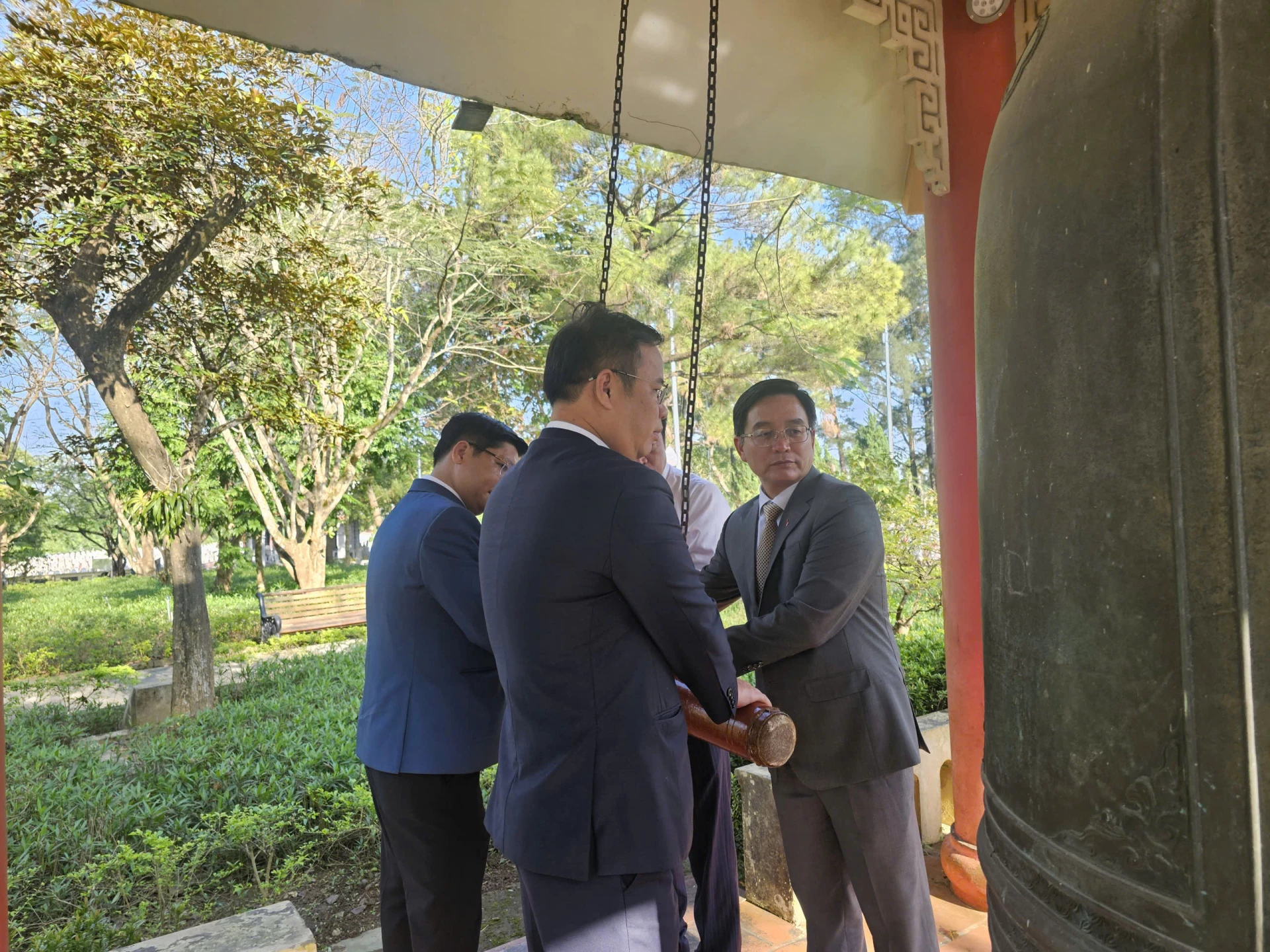 Đoàn công tác của TP. Huế thỉnh chuông tại Nghĩa trang Liệt sĩ quốc gia Trường Sơn - Ảnh: T.P