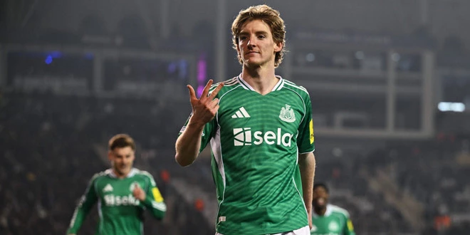 Anthony Gordon thăng hoa với 4 bàn thắng để giúp Newcastle chiến thắng.