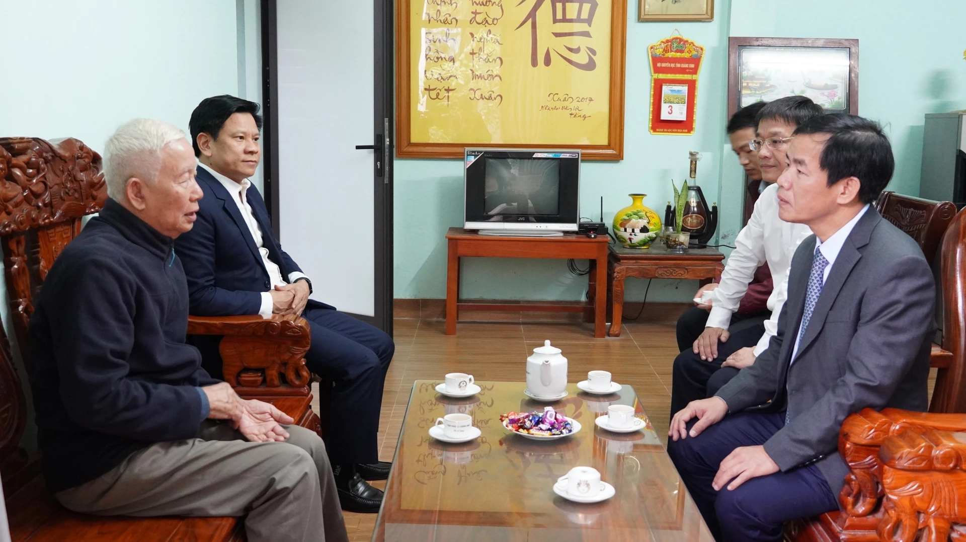 Đồng chí Nguyễn Văn Phương, Bí thư Tỉnh ủy thông tin với đồng chí Đinh Hữu Cường về tình hình kinh tế-xã hội của tỉnh năm 2025 - Ảnh: QV