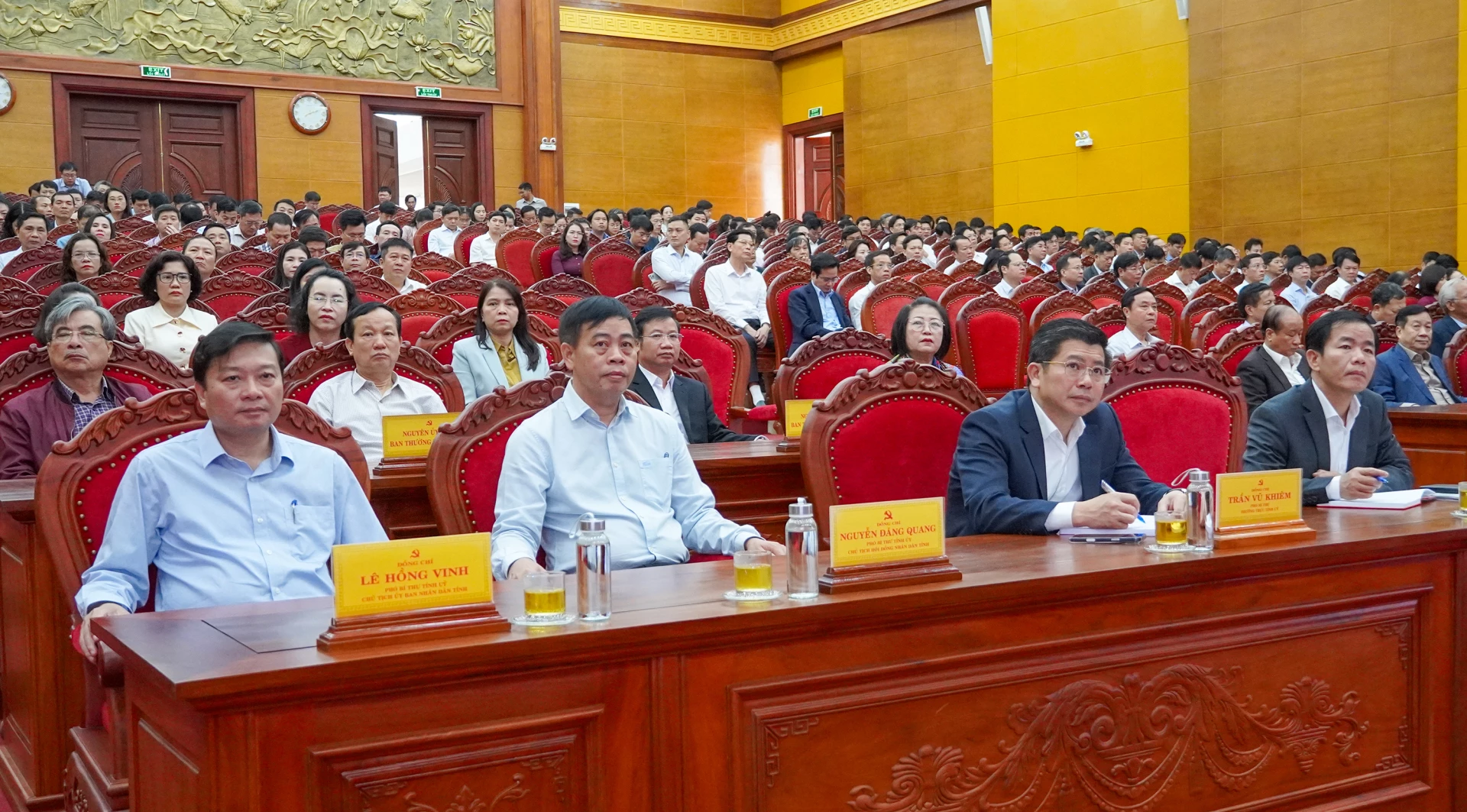 Các đồng chí lãnh đạo tỉnh tham dự hội nghị tại điểm cầu tỉnh Quảng Trị - Ảnh: N.H