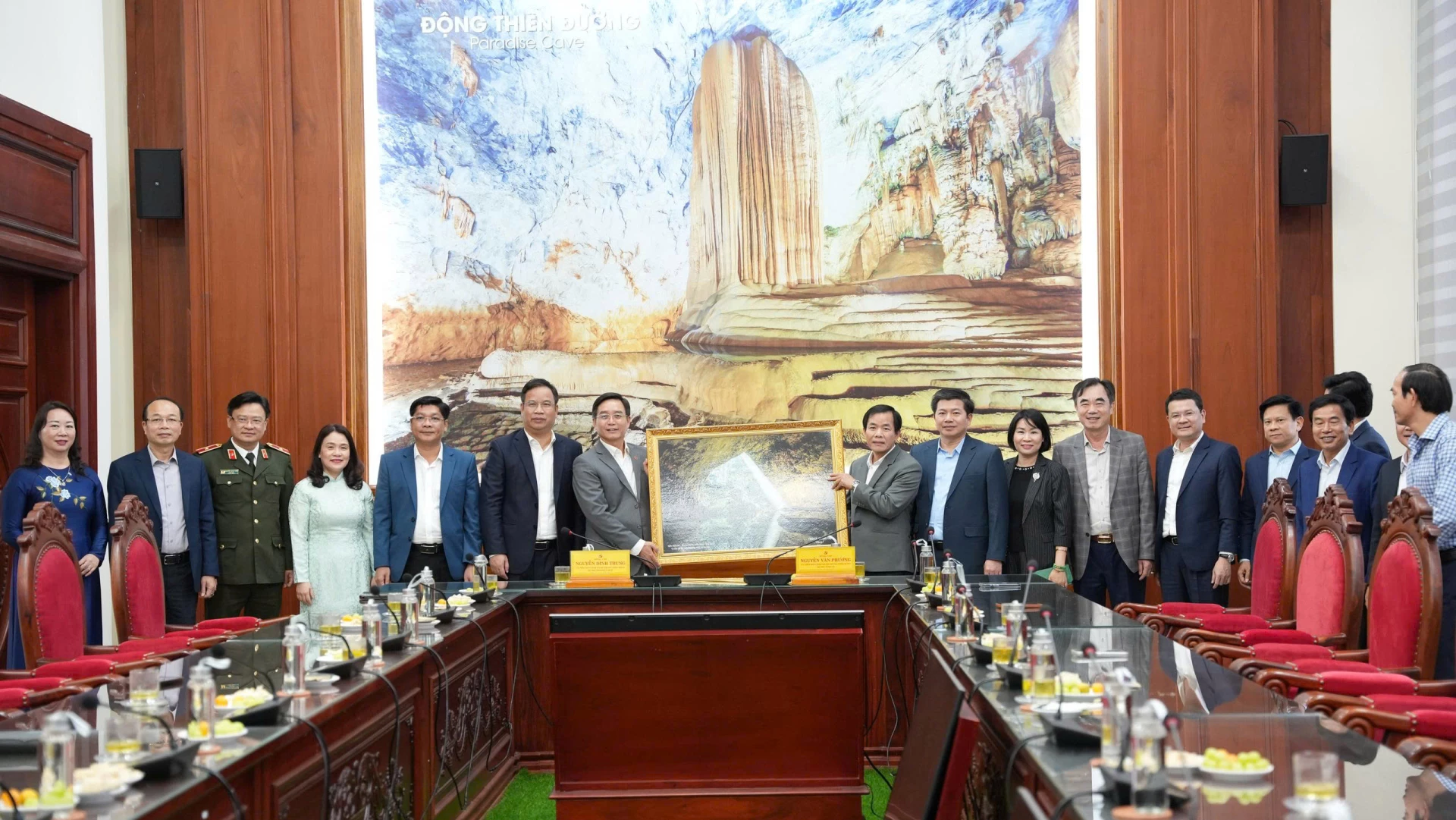 Đồng chí Nguyễn Văn Phương, Bí thư Tỉnh ủy Quảng Trị và lãnh đạo tỉnh tặng quà lưu niệm cho đoàn công tác thành phố Huế - Ảnh: QV