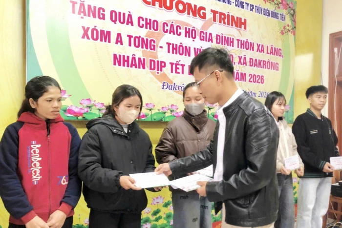 Trao 182 suất quà Tết cho người dân vùng khó khăn ở xã Đakrông