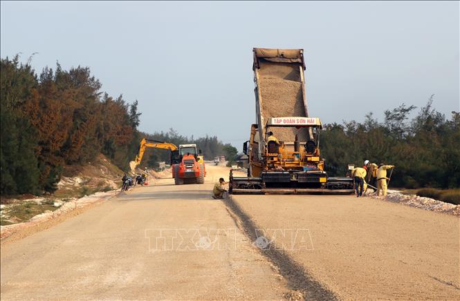Ngay ngày làm việc đầu tiên sau kỳ nghỉ Tết, công trường đường ven biển tại Quảng Trị đã rộn ràng khí thế thi công.