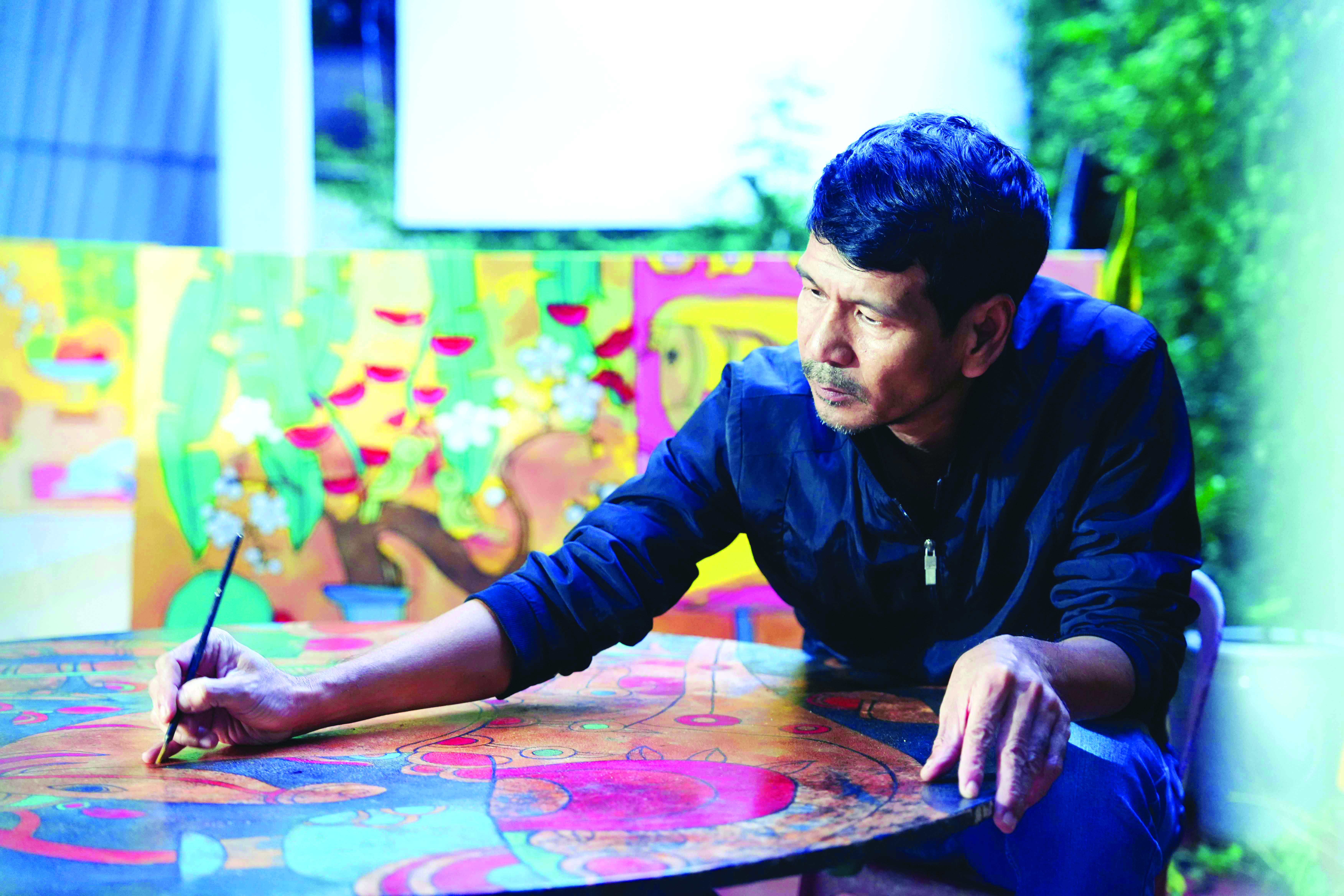 Họa sĩ Trương Đình Dung dành nhiều tâm huyết để vẽ tranh ngựa - Ảnh: Q.H