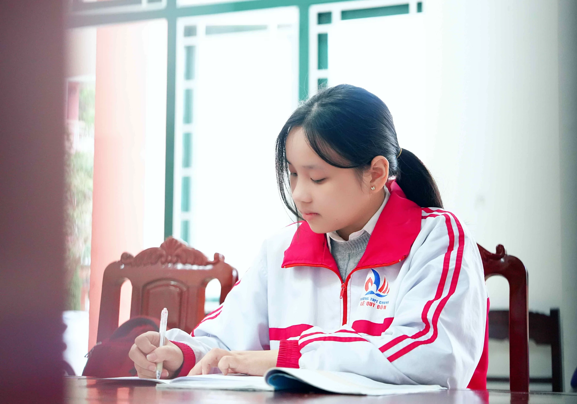 Hồng Lê miệt mài bên trang sách-Ảnh: Q.H