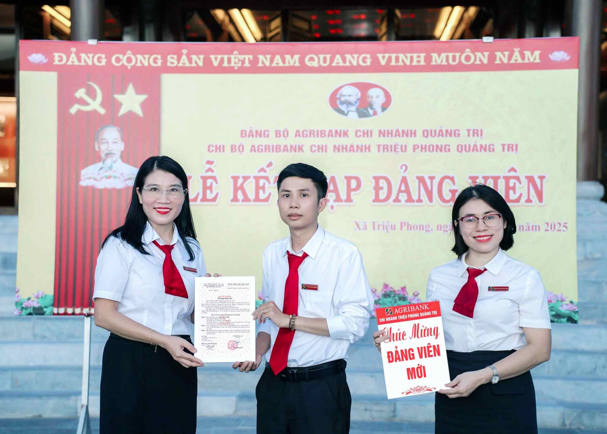 Chi bộ Agribank chi nhánh Triệu Phong kết nạp đảng viên mới tại Khu lưu niệm Tổng Bí thư Lê Duẩn - Ảnh: Q.H