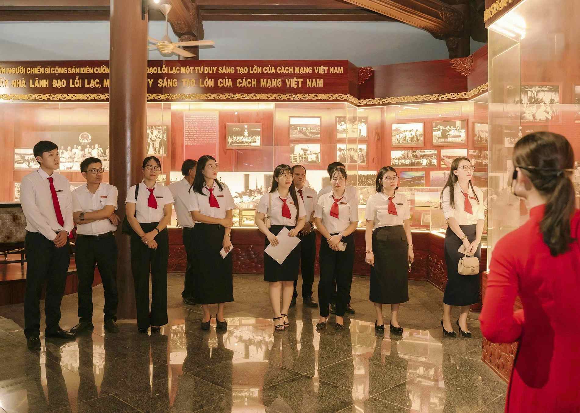 Sau buổi lễ kết nạp Đảng, các đảng viên có dịp tìm hiểu thông tin liên quan đến “địa chỉ đỏ” - Ảnh: Q.H