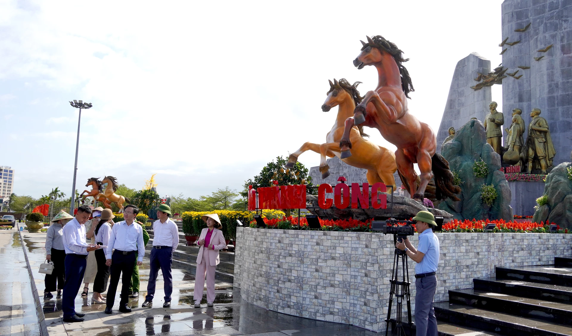 Đồng chí Phó Chủ tịch UBND tỉnh Hoàng Xuân Tân kiểm tra công tác chỉnh trang đón Tết Bính Ngọ 2026 tại Quảng trường Hồ Chí Minh - Ảnh: H.Tr.