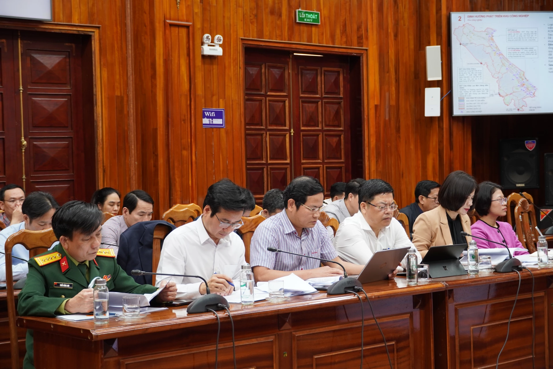 Các đại biểu tham dự phiên họp - Ảnh: Đ.A