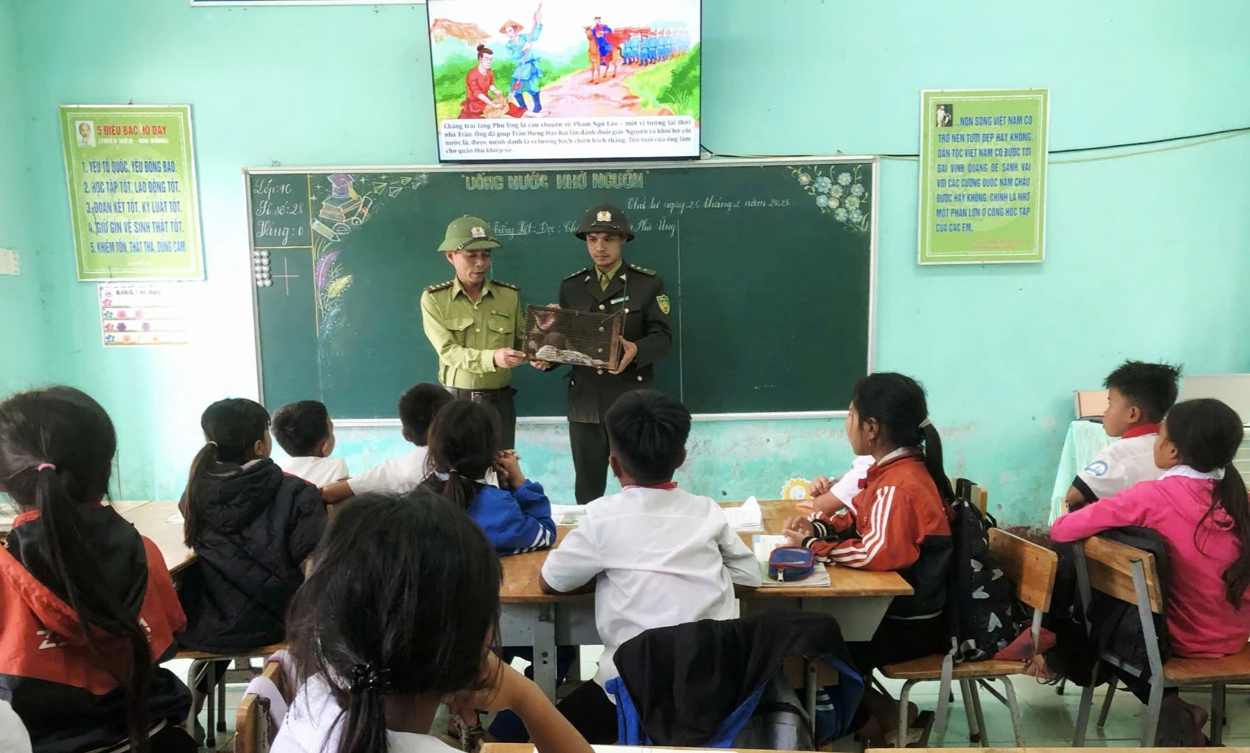 Cán bộ Trạm Kiểm lâm Đakrông tổ chức tuyên truyền, giáo dục ý thức bảo vệ động vật hoang dã cho các em học sinh ngay tại lớp học-Ảnh: K.S