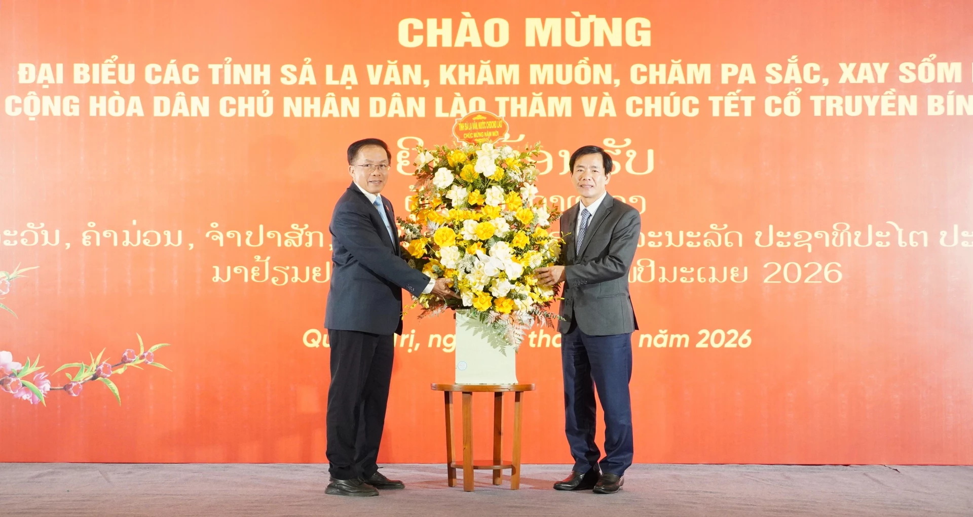 Tỉnh Sả Lạ Văn chúc mừng năm mới đến Đảng bộ, chính quyền và Nhân dân tỉnh Quảng Trị - Ảnh: QV