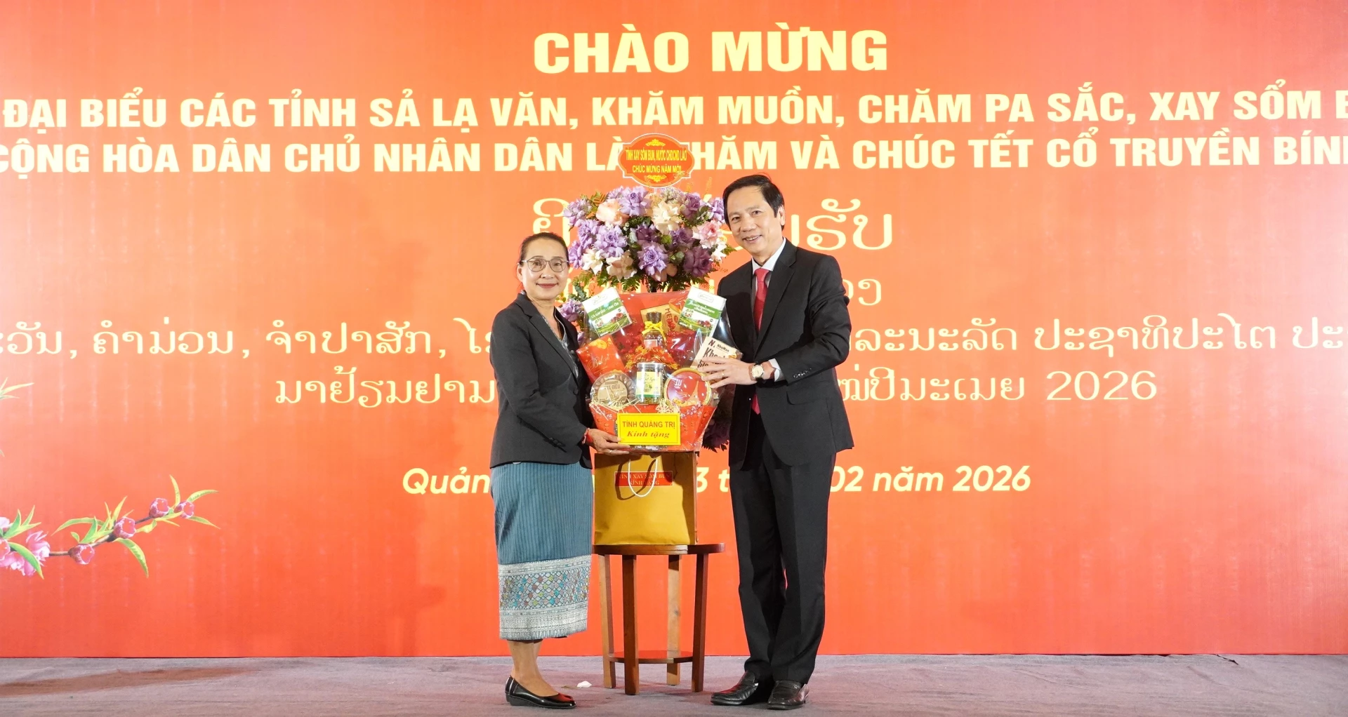 Tỉnh Xay Sổm Bun chúc mừng năm mới đến Đảng bộ, chính quyền và Nhân dân tỉnh Quảng Trị - Ảnh: QV