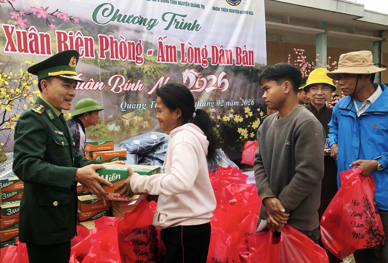 Người dân biên giới vui nhận quà Chương trình Xuân Biên phòng ấm lòng dân bản- Ảnh:K.S