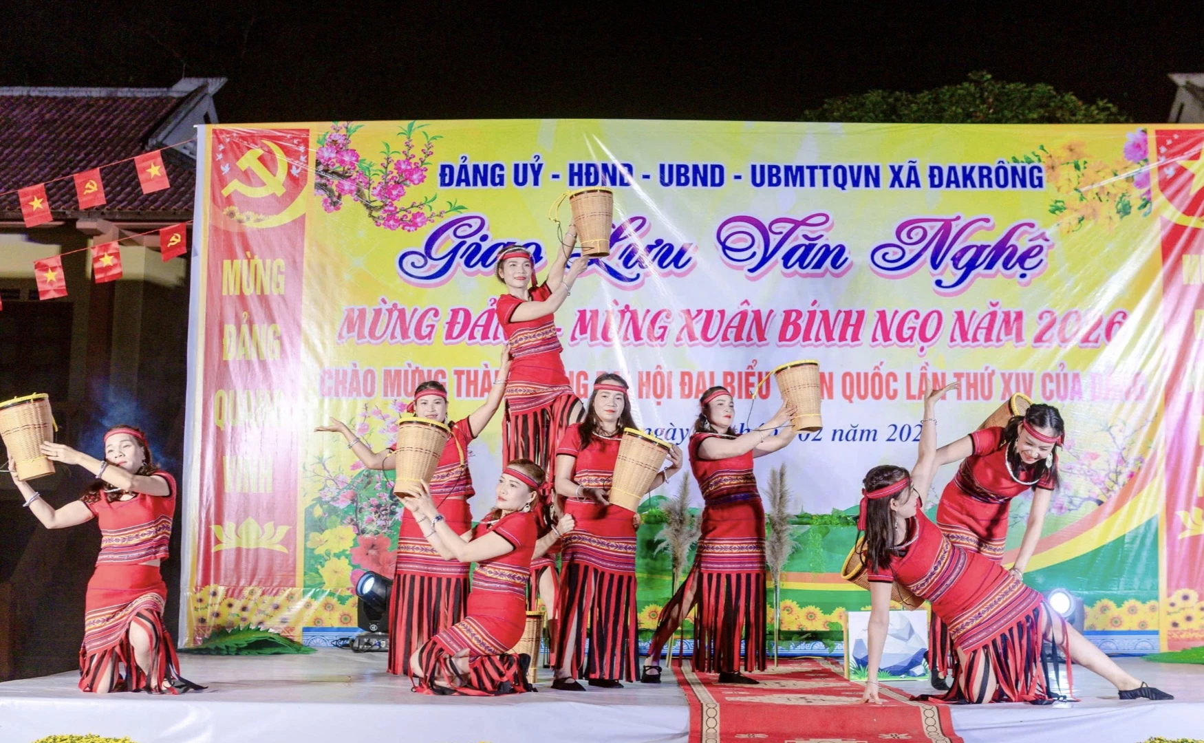 Văn nghệ chào mừng Đảng, mừng Xuân mới do UBND xã Đakrông tổ chức - Ảnh: K.S
