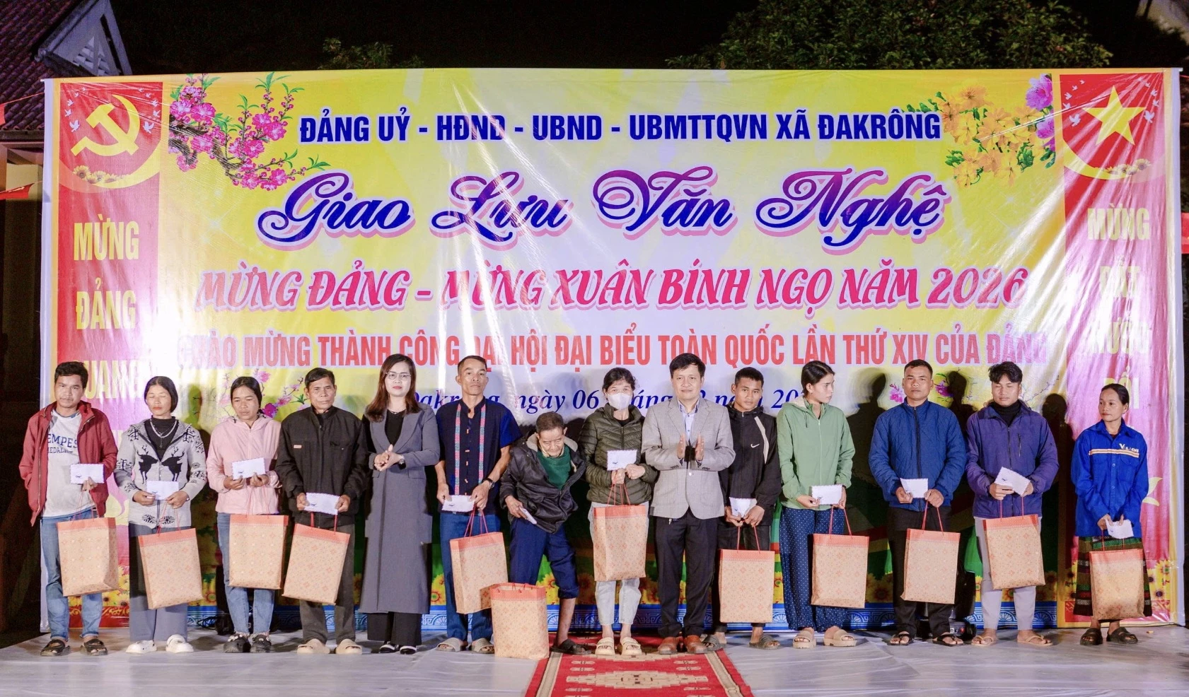 Lãnh đạo xã Đakrông tặng quà cho người dân nghèo- Ảnh: K.S