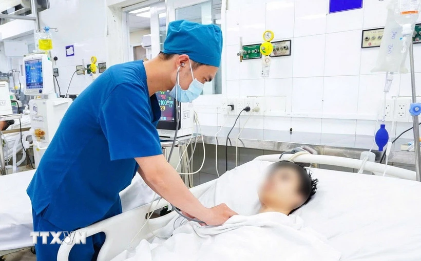 Điều trị cho bệnh nhân mắc sốt xuất huyết tại Bệnh viện Nhân dân Gia Định Thành phố Hồ Chí Minh. (Ảnh: TTXVN phát)