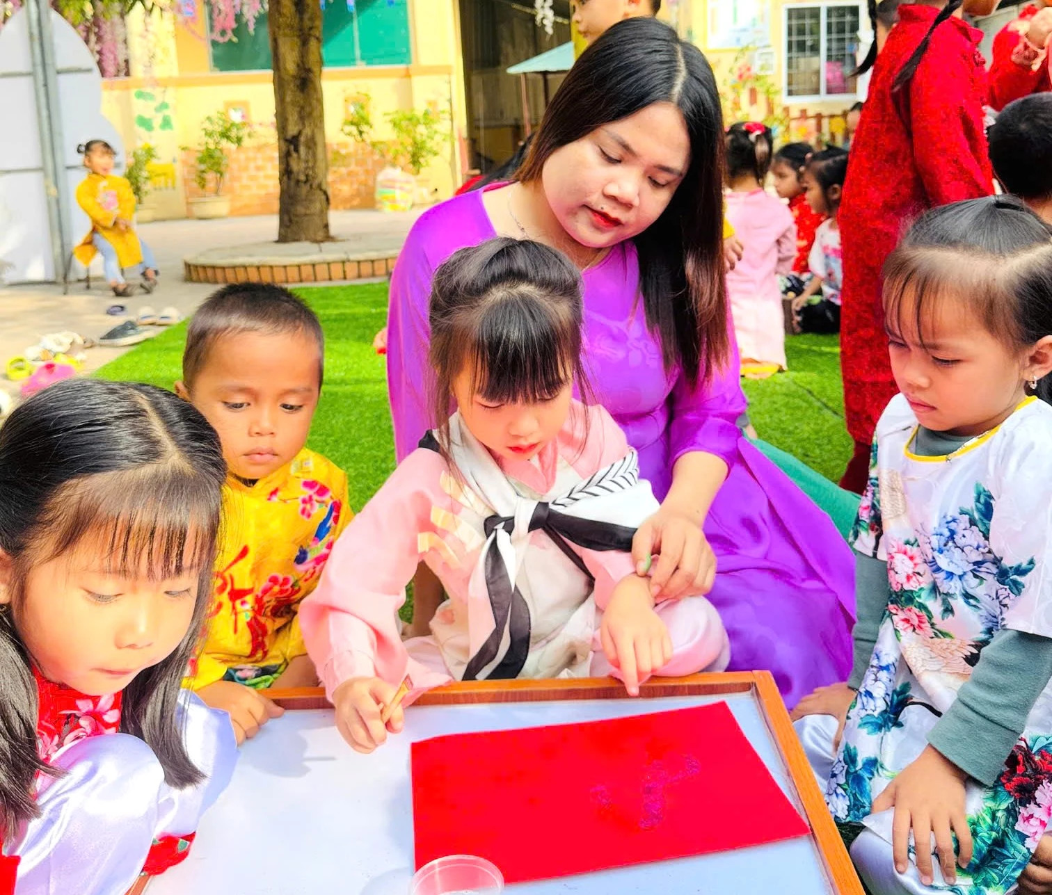 Một tiết học trải nghiệm do cô giáo Hồ Thị Táo giảng dạy tại Trường mầm non Tà Rụt - Ảnh: S.H