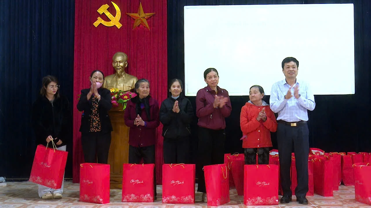 Đồng Chí Bí thư Đảng ủy xã Nam Gianh Đinh Thiếu Sơn tặng quà cho các hộ gia đình có hoàn cảnh khó khăn trên địa bàn - Ảnh: T.T