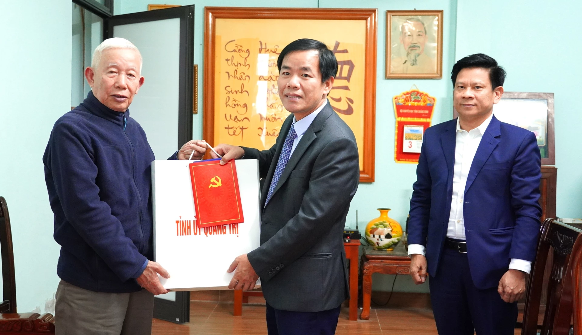 Đồng chí Nguyễn Văn Phương, Bí thư Tỉnh ủy gửi lời chúc mừng năm mới đến đồng chí Đinh Hữu Cường - Ảnh: QV