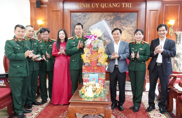 Bộ Tư lệnh Binh đoàn 15 thăm, chúc Tết tỉnh Quảng Trị