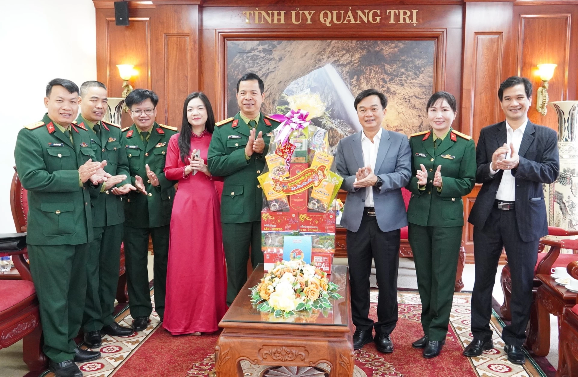 Binh đoàn 15 tặng quà, chúc Tết Đảng bộ, chính quyền và Nhân dân tỉnh Quảng Trị - Ảnh: QV