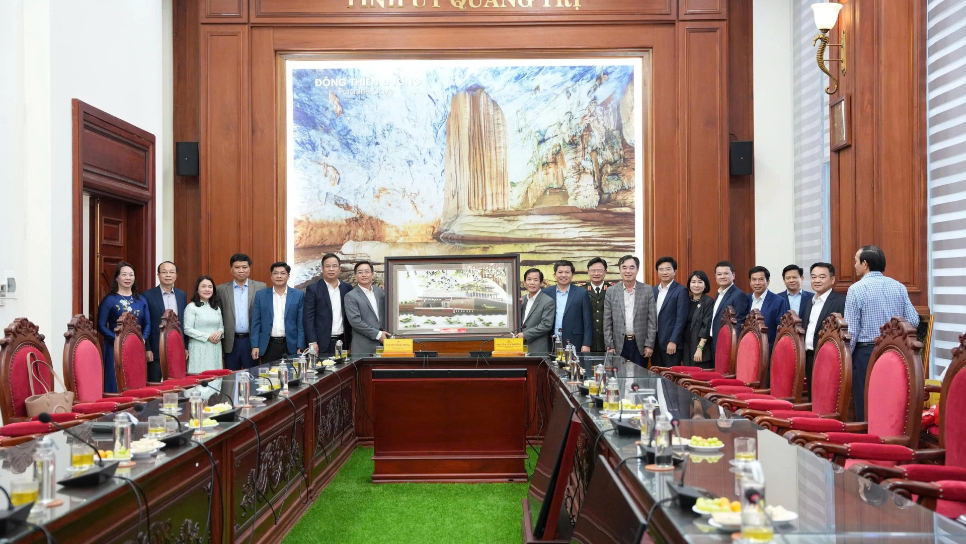 Đồng chí Nguyễn Đình Trung, Bí thư Thành ủy Huế tặng quà cho lãnh đạo tỉnh Quảng Trị - Ảnh: QV