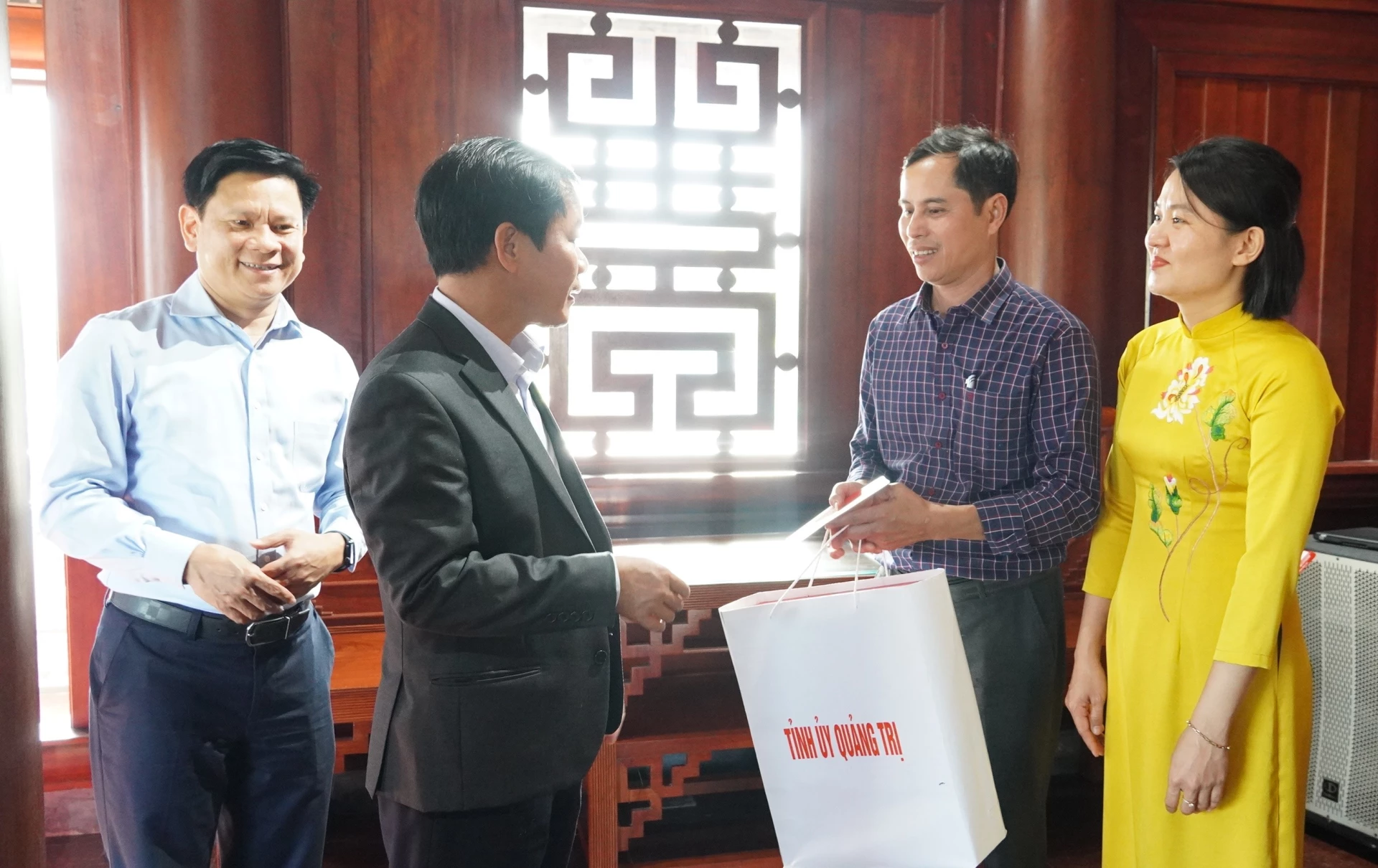 Đồng chí Bí thư Tỉnh ủy Nguyễn Văn Phương tặng quà cho cán bộ Trung tâm Dịch vụ tổng hợp xã Lệ Thủy - Ảnh: QV