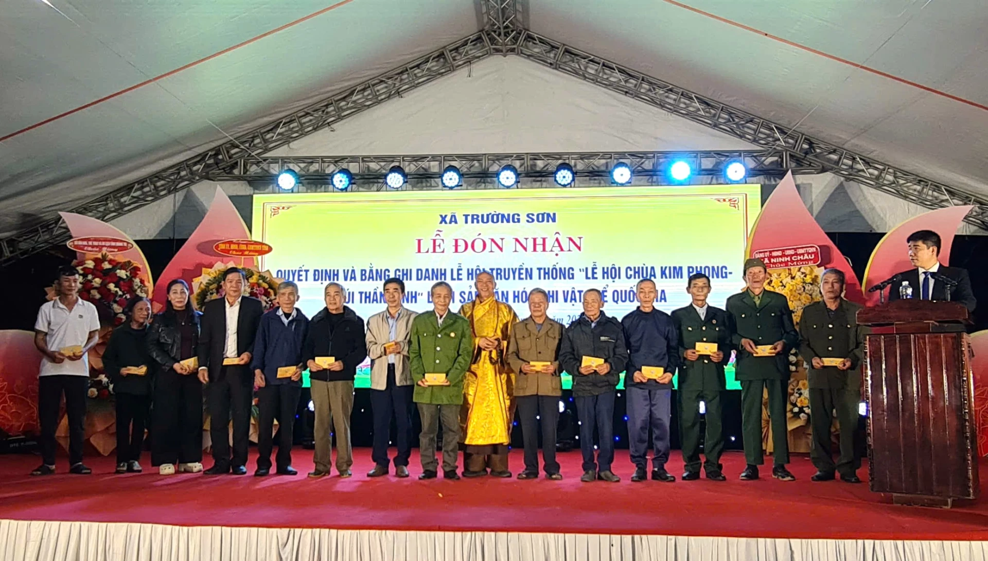 Tại buổi lễ, Ban tổ chức đã trao quà cho các hộ nghèo, gia đình chính sách trên địa bàn - Ảnh: Tráng Trường Sơn