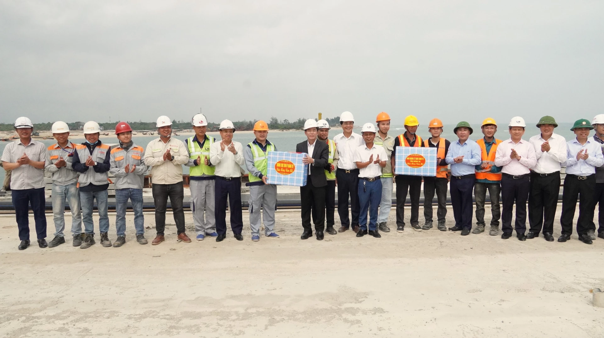 Đồng chí Nguyễn Văn Phương, Bí thư Tỉnh ủy tặng quà, động viên cán bộ, người lao động tại Dự án Khu bến cảng Mỹ Thủy - Ảnh: QV