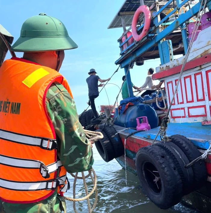 Đồn Biên phòng Nhật Lệ hỗ trợ kéo tàu cá ra khỏi vùng mắc cạn