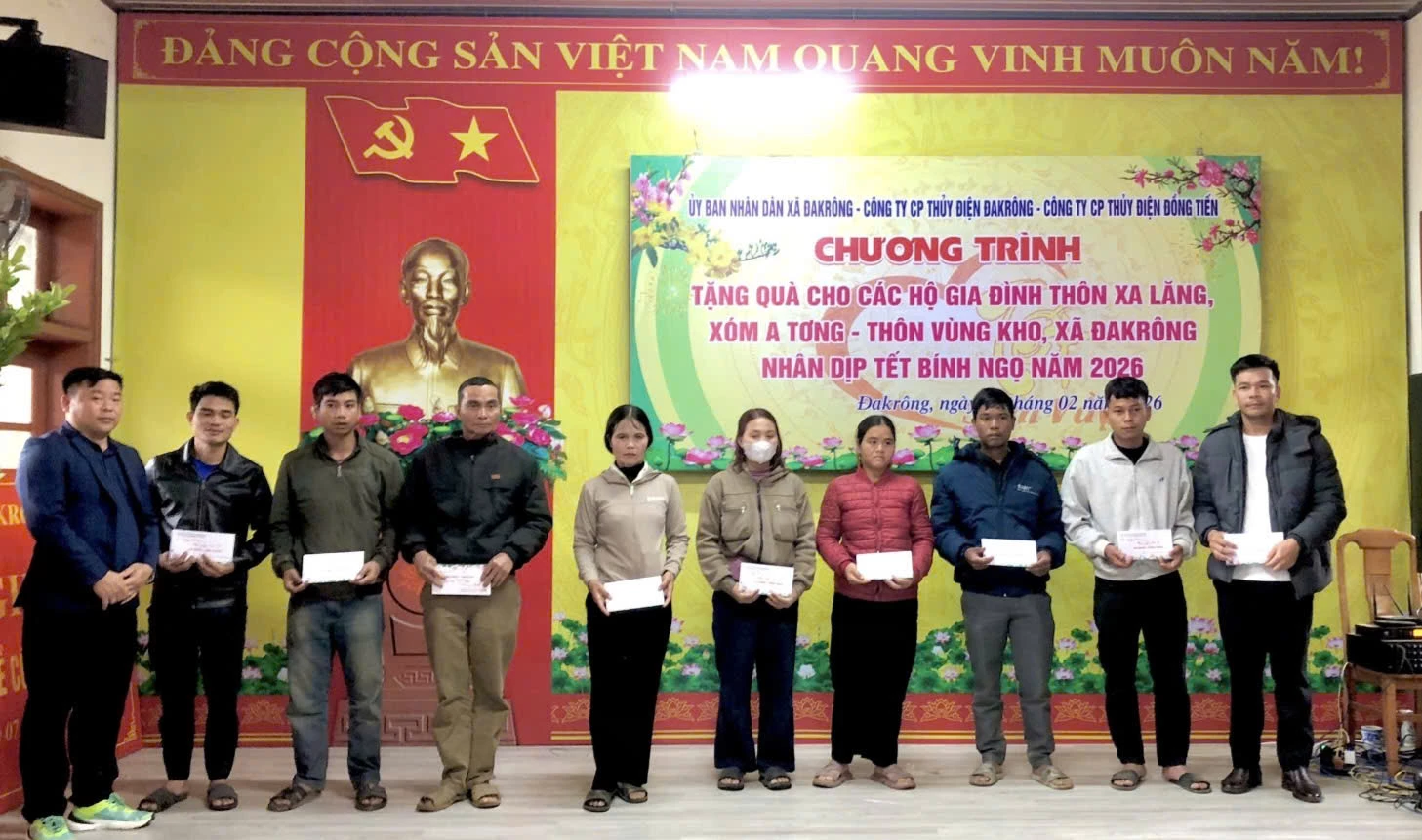 Lãnh đạo xã Đakrông phối hợp cùng các đơn vị tài trợ trao quà Tết Bính Ngọ 2026 cho các hộ gia đình chính sách, hộ nghèo - Ảnh: K.S
