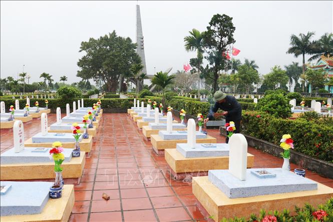 Đây là cái Tết đầu tiên của 34 liệt sĩ vừa được quy tập tại Khu di tích quốc gia đặc biệt Thành cổ Quảng Trị và khuôn viên Di tích Trường Bồ Đề đã được an táng tại nghĩa trang phường Quảng Trị.