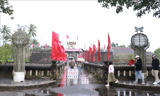 Đông đảo người dân tìm về Thành cổ Quảng Trị những ngày giáp Tết.