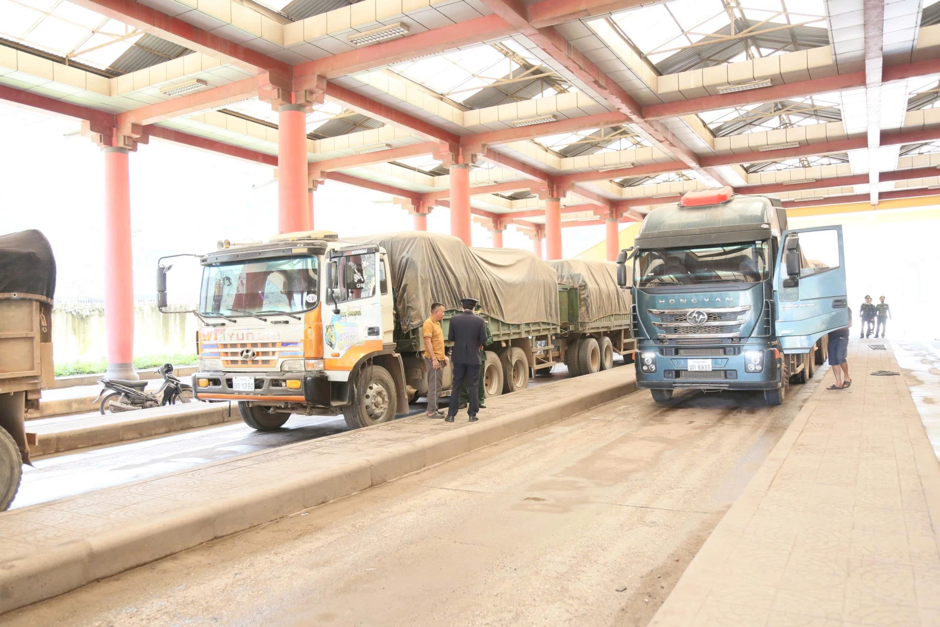 Nhiều phương tiện xuất nhập cảnh qua CKQT Cha Lo dịp cuối năm - Ảnh: QV