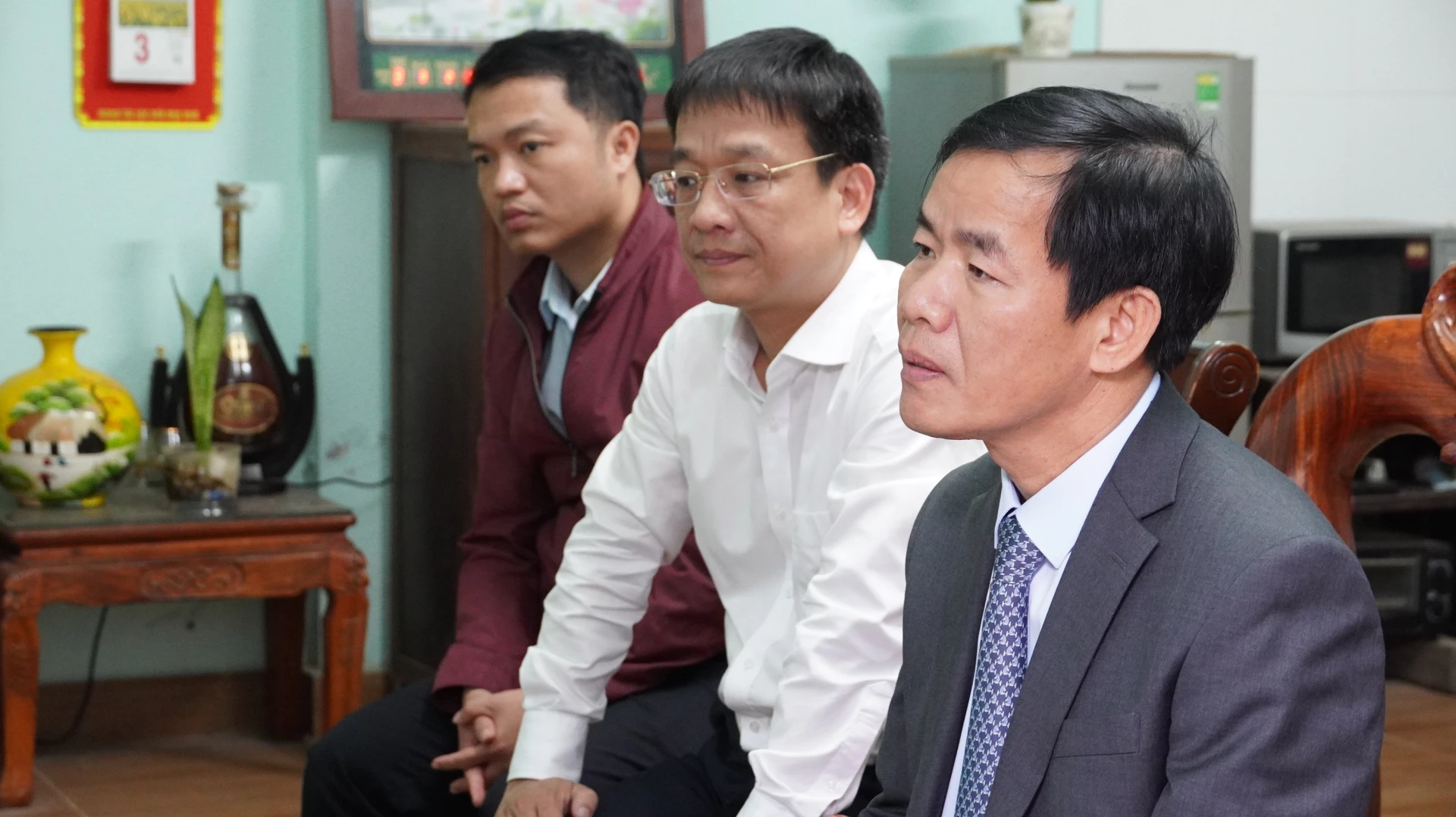 Đồng chí Nguyễn Văn Phương, Bí thư Tỉnh ủy chúc đồng chí Đinh Hữu Cường và gia đình đón năm mới vui tươi, đầm ấm - Ảnh: QV