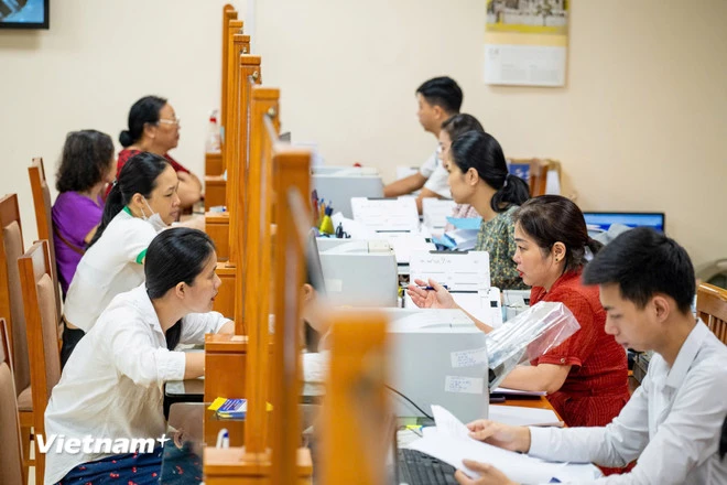 Song song với lộ trình tăng lương cơ sở, một cuộc cải cách toàn diện về hệ thống phụ cấp đang được triển khai trong năm 2026. (Ảnh: TTXVN)