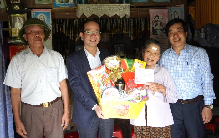 Đồng chí Bí thư Đảng ủy phường Đồng Hới Phan Mạnh Hùng thăm, chúc Tết các đơn vị, cá nhân