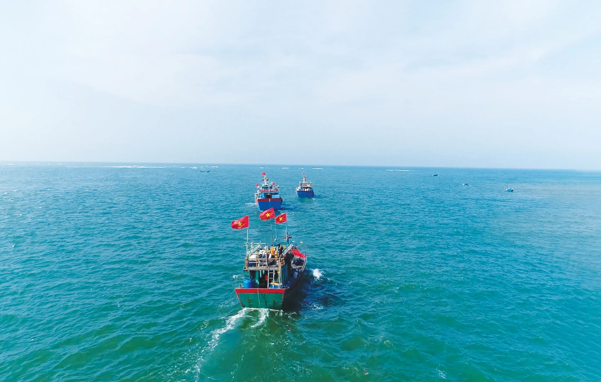 Những tàu cá vươn khơi không chỉ làm giàu từ biển mà còn góp phần bảo vệ chủ quyền biển, đảo thiêng liêng của Tổ quốc- Ảnh: N.L