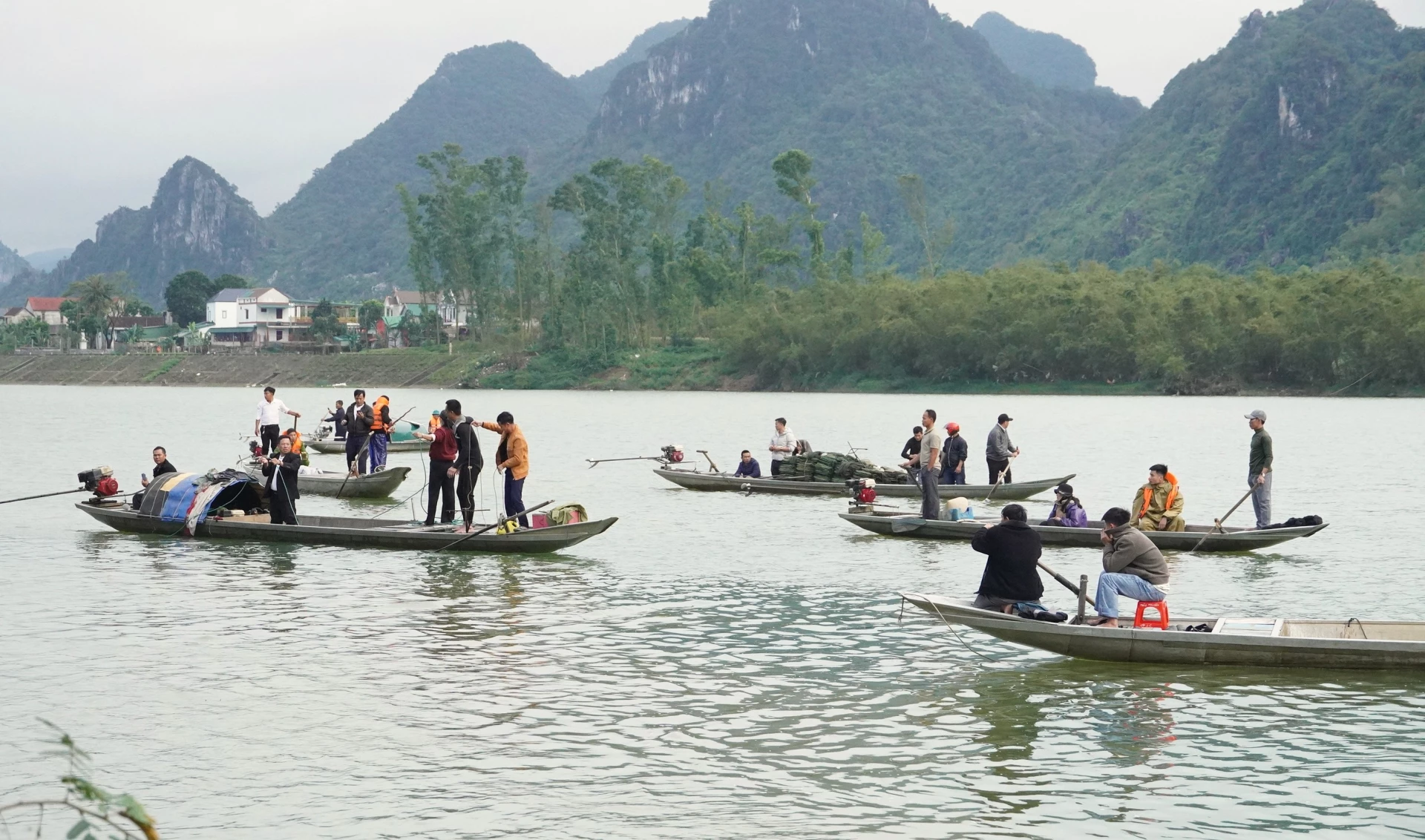 Lực lượng chức năng và người dân địa phương tích cực tìm kiếm nạn nhân mất tích - Ảnh: QV