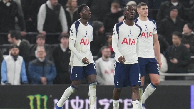Tottenham trải qua trận thứ 8 liên tiếp không thắng ở Premier League.