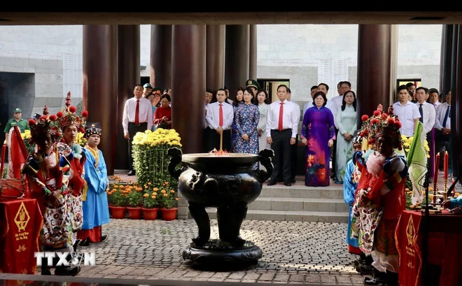 Ủy viên Bộ Chính trị, Bí thư Thành ủy Thành phố Hồ Chí Minh Trần Lưu Quang dâng hương Quốc tổ Hùng Vương tại Đền thượng. (Ảnh: Thanh Vũ/TTXVN)