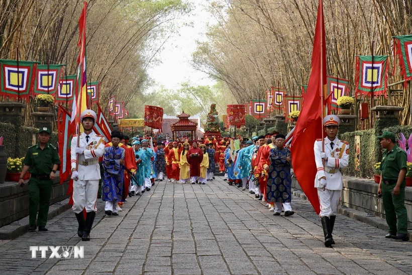 Nghi lễ dâng cúng bánh Tét lên Quốc tổ Hùng Vương tại Đền thượng, Khu tưởng niệm các Vua Hùng, Thành phố Hồ Chí Minh. (Ảnh: Thanh Vũ/TTXVN)